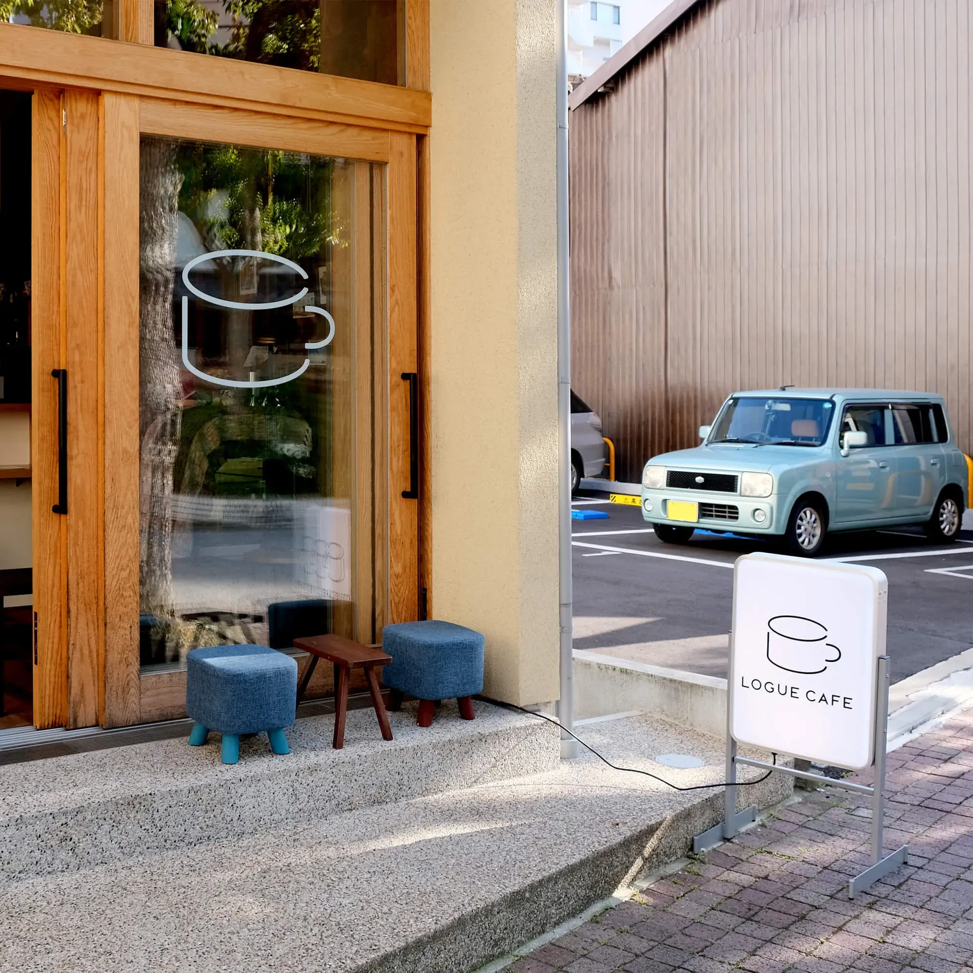 高松市兵庫町にあるカフェ「LOGUE CAFE」の外観サインのデザイン