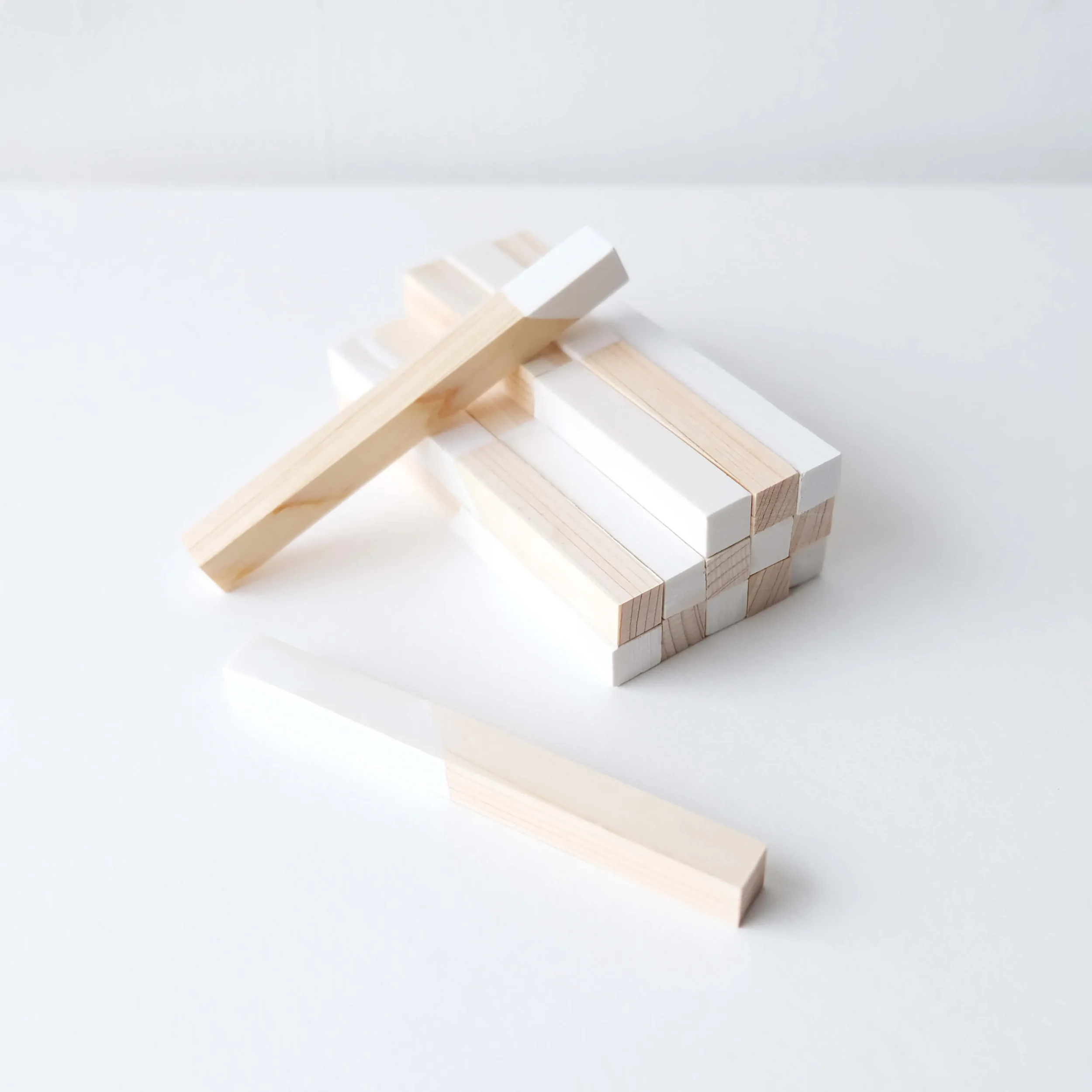 「かがわ魅力発見事業」でデザインした香川県高松市にある太洋木材市場の香川県産ヒノキと環境に優しい樹脂を使用した消臭ブロック